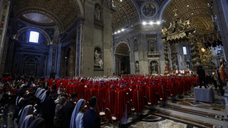 ВАТИКАН УЗ ПОМОЋ АИ УВОДИ ПРЕВОД НА 60 ЈЕЗИКА У ЦРКВИ СВЕТОГ ПЕТРА