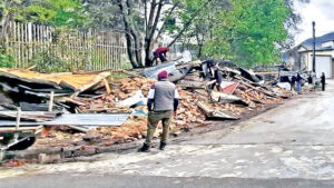 КУРТИ БАГЕРИМА РУШИ ГАРАЖЕ У КОСОВСКОЈ МИТРОВИЦИ