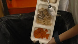 МОРНАРИ ГЛАДУЈУ НА АМЕРИЧКОМ СУПЕРНОСАЧУ У АРАПСКОМ МОРУ