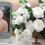 ВИ ОЖИВЉАВА ПОКОЈНИКЕ