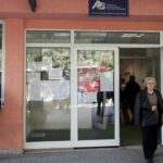УЧЕНИЦИ СА ИНВАЛИДИТЕТОМ СА СРЕДЊИМ ОБРАЗОВАЊЕМ – СИСТЕМ ИХ ЕВИДЕНТИРА КАО „УЧЕНИКЕ ОСНОВНЕ ШКОЛЕ“ И ЛИШАВА ИМ ДОДАТАК ЗА МЛАДЕ