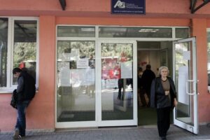 УЧЕНИЦИ СА ИНВАЛИДИТЕТОМ СА СРЕДЊИМ ОБРАЗОВАЊЕМ – СИСТЕМ ИХ ЕВИДЕНТИРА КАО „УЧЕНИКЕ ОСНОВНЕ ШКОЛЕ“ И ЛИШАВА ИМ ДОДАТАК ЗА МЛАДЕ